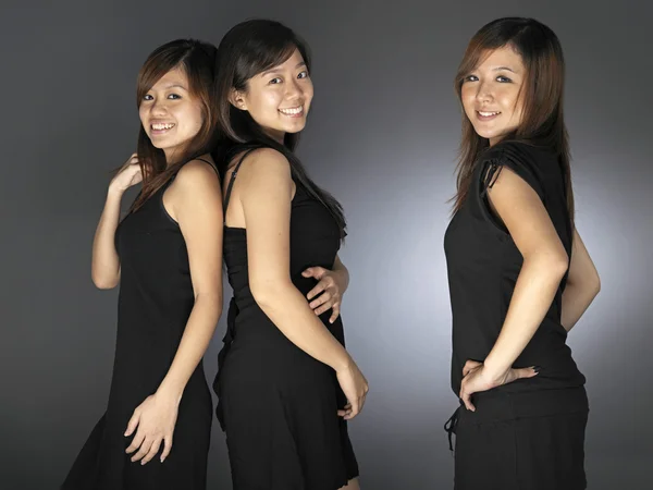 Groep 3 Aziatische chinese meisjes in verschillende poses — Stockfoto