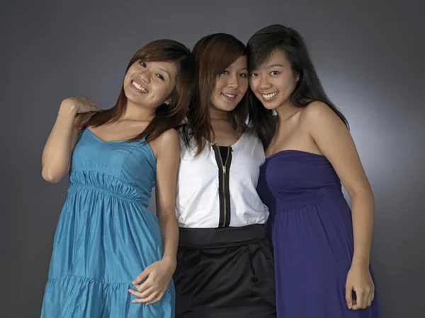 3 teengage asiático chinês meninas em vários poses — Fotografia de Stock