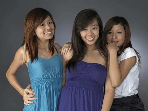 3 teengage Asyalı Çinli kızlar çeşitli teşkil etmektedir — Stok fotoğraf