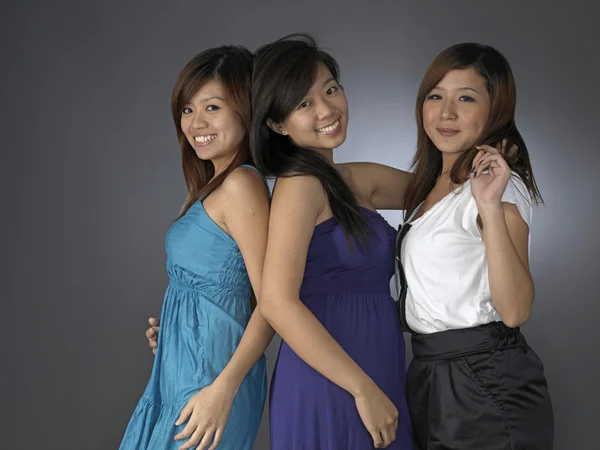 3 teengage Aziatische chinese meisjes in verschillende poses — Stockfoto