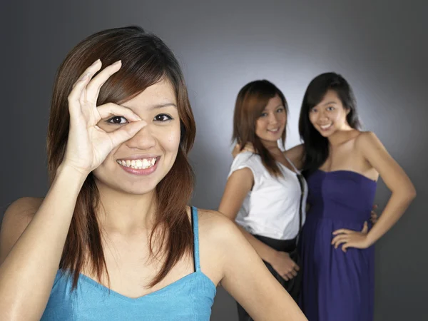 3 teengage asiatiska kinesiska flickor i olika poser — Stockfoto