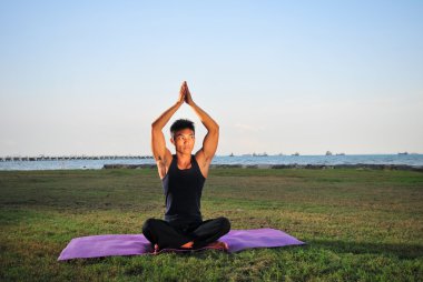 denize yakın bir bahçede yoga yaparken Asyalı Çinli