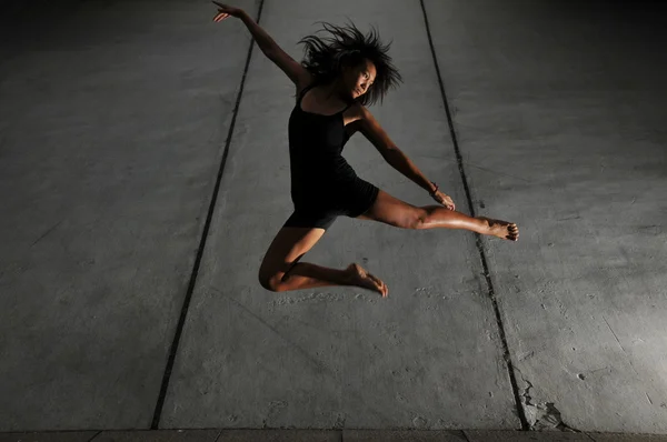 Азіатський китайський сучасної танцівниці — стокове фото