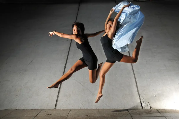 Asiatische chinesische zeitgenössische Tänzerin — Stockfoto