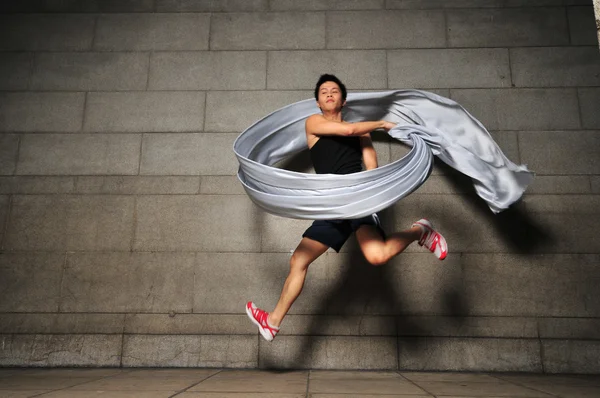 Asiatisk kinesisk man gör en modern dans — Stockfoto