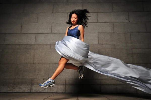 Asiatisk kinesisk kvinna i samtida dansens olika stilar — Stockfoto