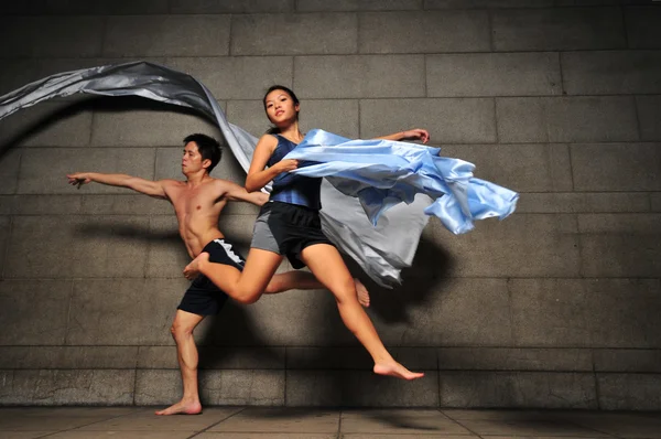Asiático chinês contemporâneos dançarinos com tecidos — Fotografia de Stock