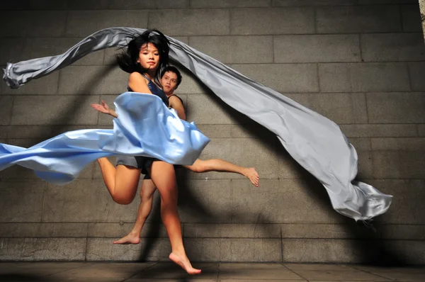 Asiatiska kinesiska modern dansare med tyger — Stockfoto
