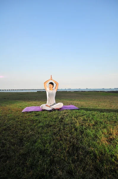 Asiatico cinese signora praticare yoga vicino al mare — Foto Stock