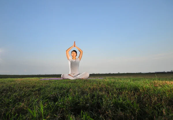 Asian chinese lady practise yoga near the sea — Stock Photo, Image