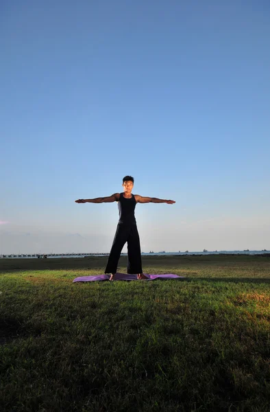 Asiatico cinese che fa yoga in un giardino vicino al mare — Foto Stock
