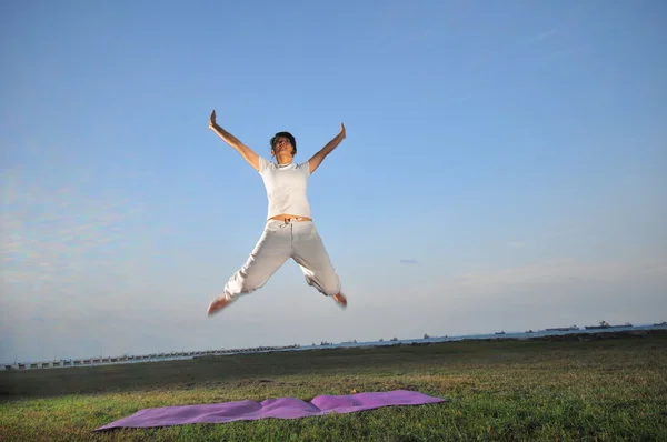 Asiatisk kinesisk flicka hoppade av glädje — Stockfoto
