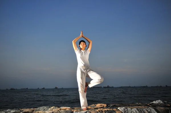 Yoga Asyalı Çinli kız sahilde poz — Stok fotoğraf