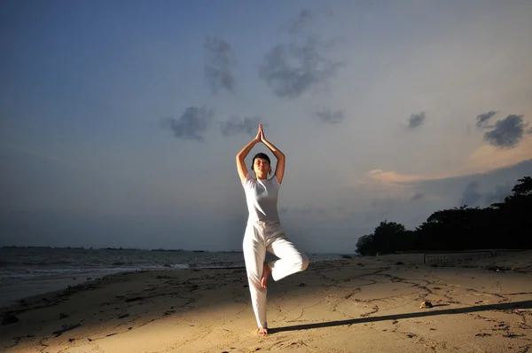 瑜伽的亚洲中国女孩构成的海滩 — 图库照片