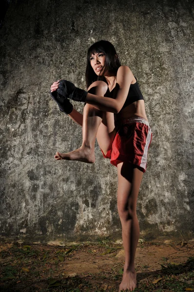 Asiático chino tailandés chica en muay tailandés pose y texturizado fondo — Foto de Stock