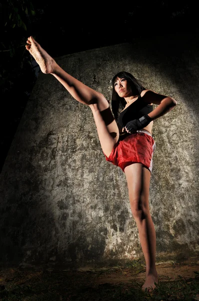 Asiatique chinois thaï fille dans divers Muay Thai Sport pose — Photo