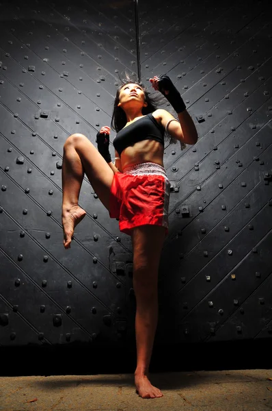 Menina tailandesa chinesa asiática em vários Muay Thai Sports pose — Fotografia de Stock