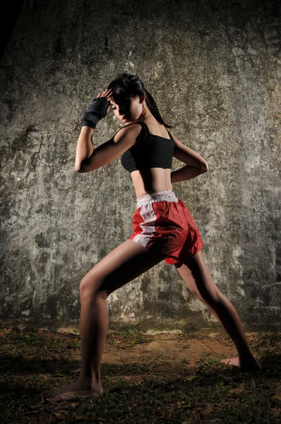 Ασίας κινεζική κορίτσι της Ταϊλάνδης σε διάφορα αθλήματα ταϊλανδικά muay θέτουν — Φωτογραφία Αρχείου