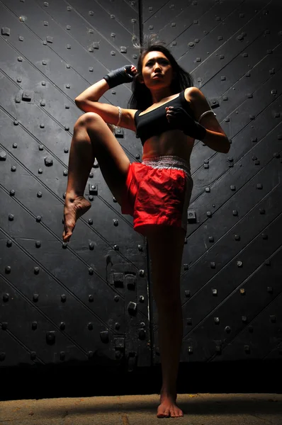 Menina tailandesa chinesa asiática em vários Muay Thai Sports pose — Fotografia de Stock