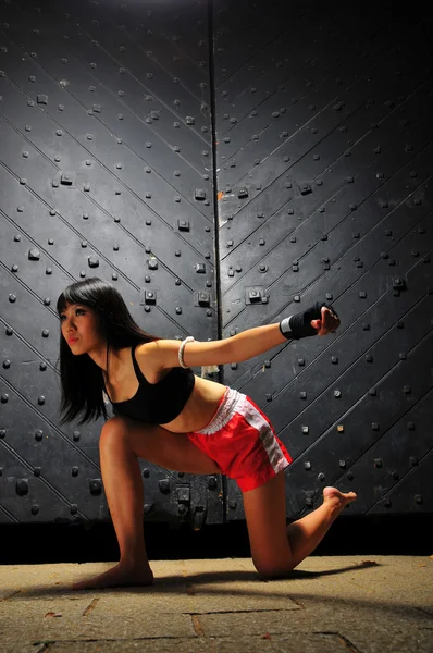 Asiatico cinese tailandese ragazza in vari muay tailandese sport posa — Foto Stock
