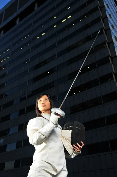 Asiatische chinesische Fechterin im Corporate Setting — Stockfoto
