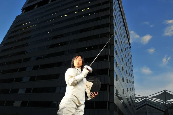 Asian chinese female fencer in the city — Stock Photo, Image