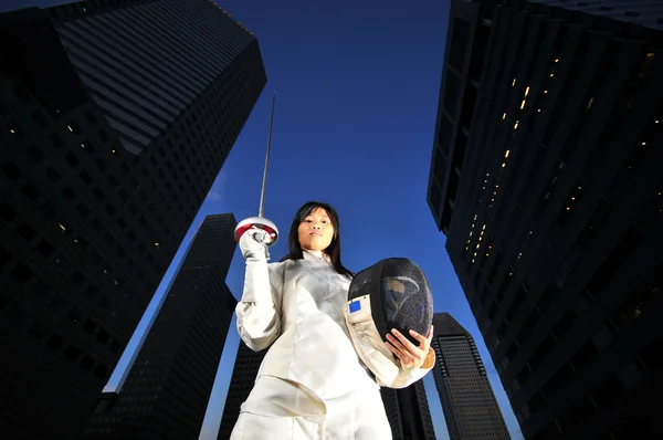 Asiático chinês feminino esgrimista na cidade — Fotografia de Stock