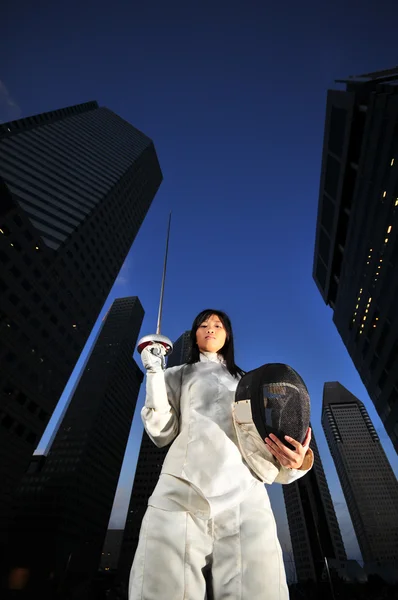Asiatico cinese femmina schermidore in città — Foto Stock