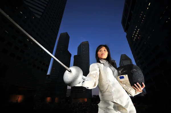 Asian chinese female fencer in the city — Stock Photo, Image