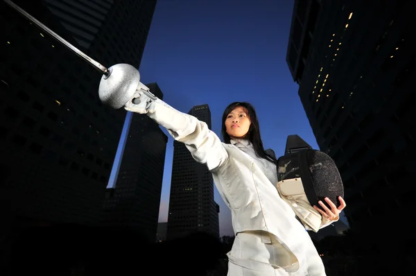 在城市中亚洲中国女击剑 — 图库照片