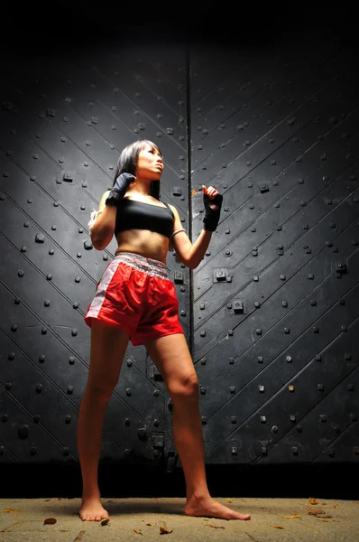 Asiatisk kinesisk thai tjej i muay thai poser — Stockfoto