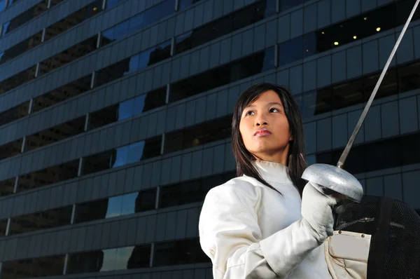 在城市中亚洲中国女击剑 — 图库照片