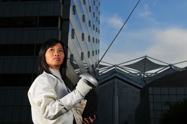 Asiatico cinese femmina schermidore in città — Foto Stock