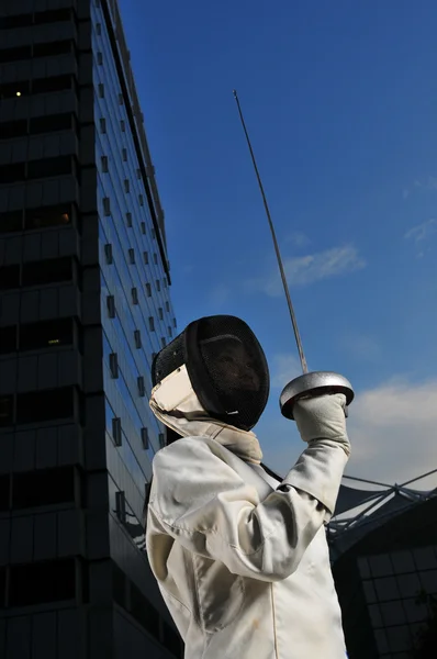Fencer in the city background — Stock Photo, Image
