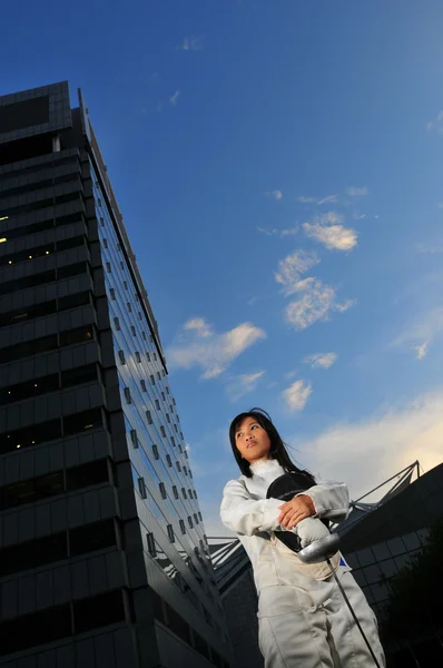 Aziatische chinese vrouwelijke Schermer in de stad — Stockfoto