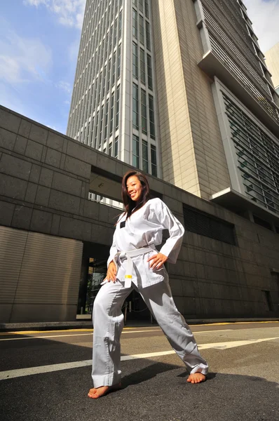 Asiatische Chinesin im Karate-Outfit im Stadtbezirk — Stockfoto