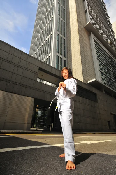 Aziatische chinese dame in karate vistuig in de wijk — Stockfoto