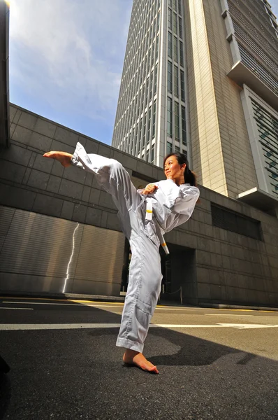 Asian chinese lady in karate gear in the city district — Stock Photo, Image