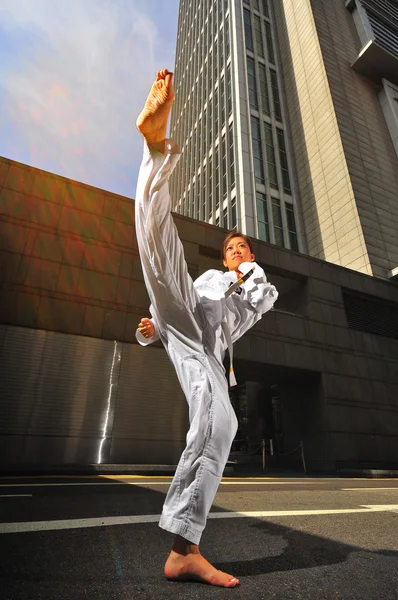 Aziatische chinese dame in karate vistuig in de wijk — Stockfoto