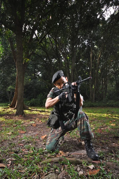 Aasian kiinalainen sotilas eri asento — kuvapankkivalokuva