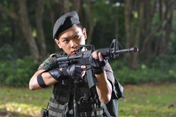 Soldado chino asiático en varias poses — Foto de Stock