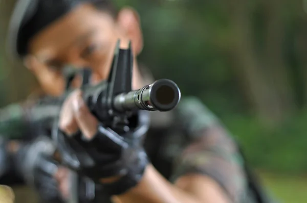 Aasian kiinalainen sotilas eri aggressiivinen aiheuttaa — kuvapankkivalokuva