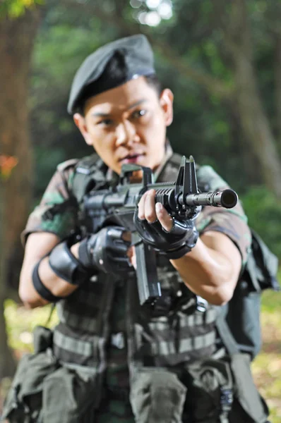 Aziatische chinese soldaat in verschillende agressieve poses — Stockfoto