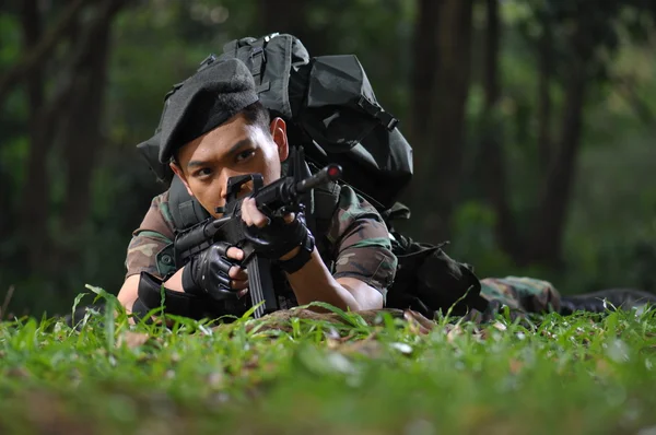 Азіатський китайський солдат в різних позах агресивний — стокове фото