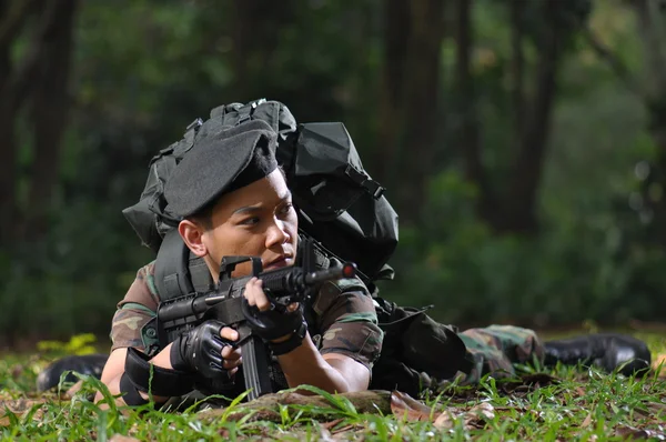Asiatisk kinesisk soldat i olika aggressiva poser — Stockfoto