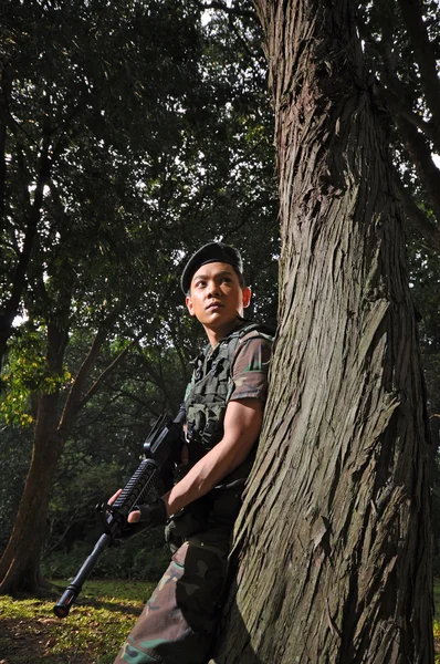 Asiatisk kinesisk soldat i aggressive stillinger – stockfoto