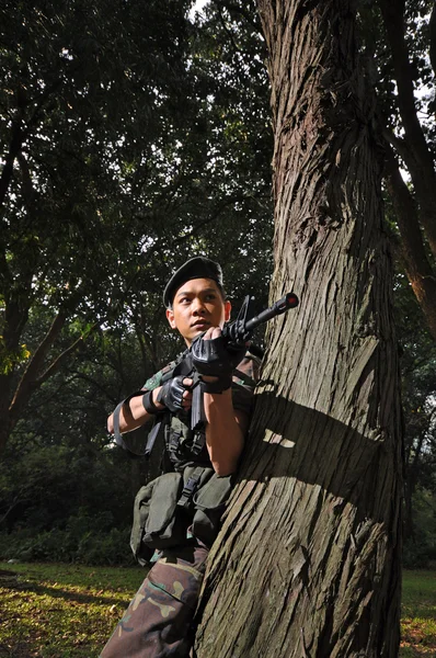 Asiatisk kinesisk soldat i aggressive stillinger – stockfoto