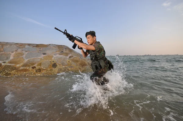 Tentara Asia di tepi pantai — Stok Foto