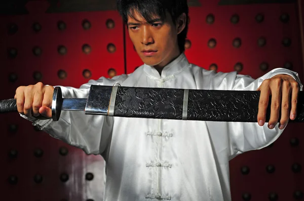 Asiático chino hombre con espada preparándose para un batalla —  Fotos de Stock
