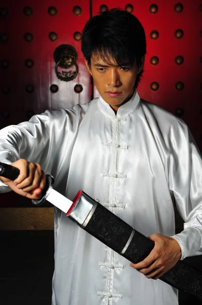 Азіатський китаєць з мечем, підготовку до бою — стокове фото